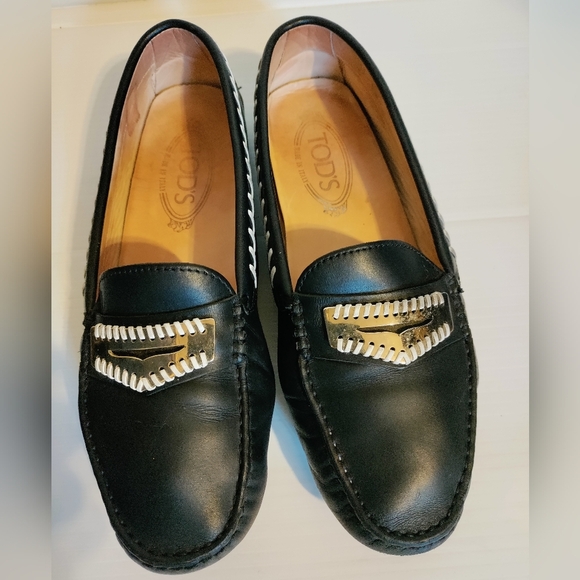 TOD'S Black  LEATHER LOAFERS WITH METAL APPLICATION AND NUBBED RUBBER SOLE 39 - Picture 2 of 14